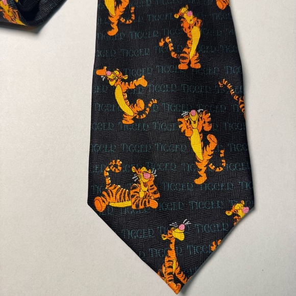 Tigger Characters Winnie Men’s Tie Black Authentic Pooh Disney 100% Silk - Picture 3 of 6